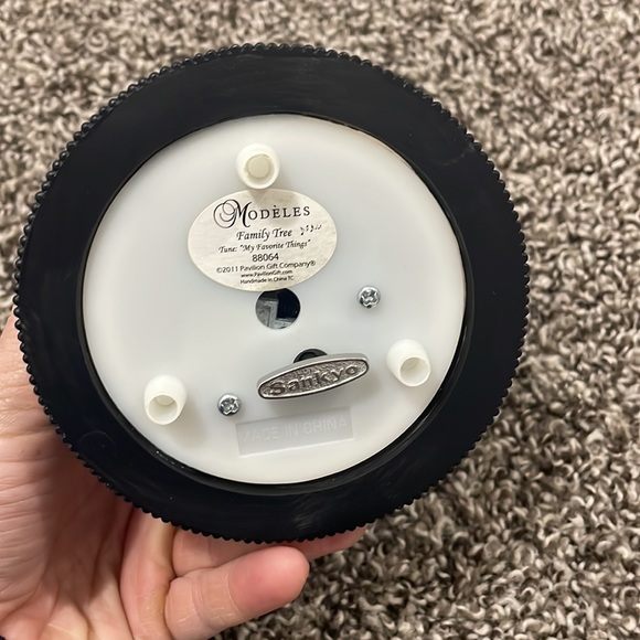 Musical Christmas snow globe - Picture 3 of 3